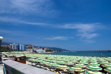Fototapeta na wymiar Spiaggia con ombrelloni