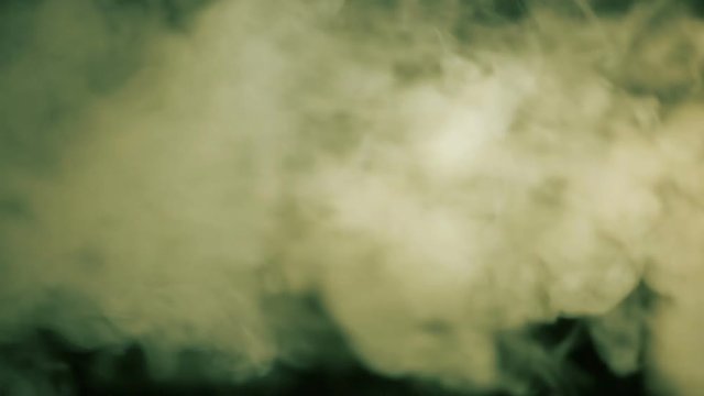 Soffiatore fumo giallo da destra verso sinistra con sfondo nero.