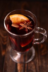 горячее красное вино, глинтвейн.