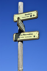 Cartel indicador para senderistas.