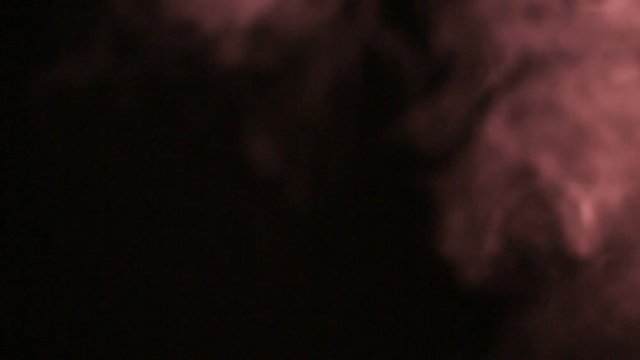 Fumo rosso reale con sfondo nero.