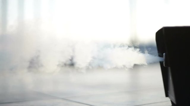 Macchina del fumo nera in erogazione continua di fumo.