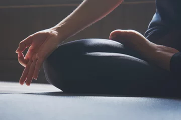 Vlies Fototapete Yogaschule Frau, die Yoga in verschiedenen Posen praktiziert