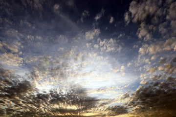 Obraz premium cirrus clouds at sunset