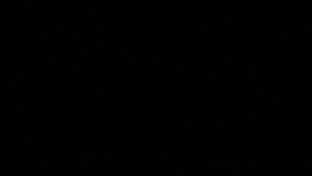 Fulmini e lampi con nuvole nel cielo nero notturno.