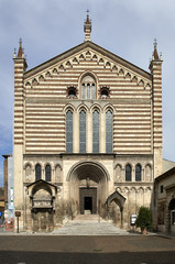 Fototapeta na wymiar verona chiesa di s.fermo