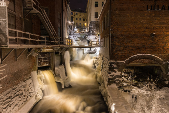 Forsen mellan husen.