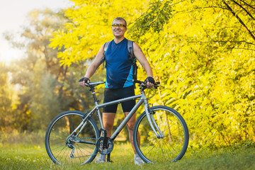 Fototapeta premium man with bike enjoy summer vacation