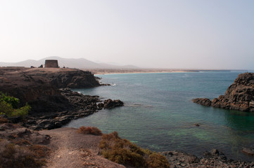 Fototapeta na wymiar Fuerteventura, Isole Canarie: vista del Castello del Toston, la torre di guardia del XVIII secolo, il 5 Settembre 2016
