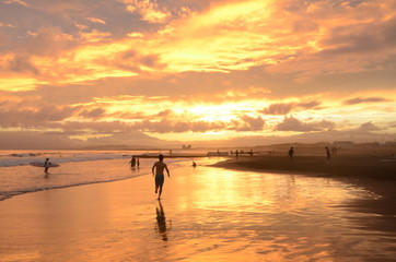 Fototapeta premium 夕景 黄金色の海 run