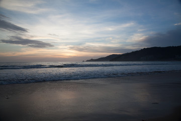 Obraz premium Sea waves at sunset .