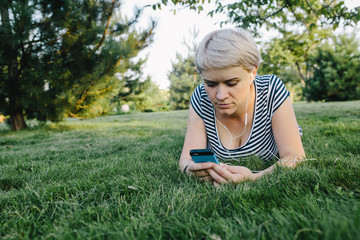 Fototapeta premium young woman reading something on her phone with and something puzzled