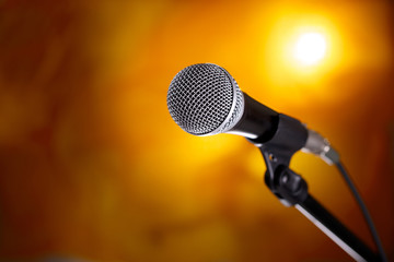 Obraz premium Microphone on stand against a colorful background