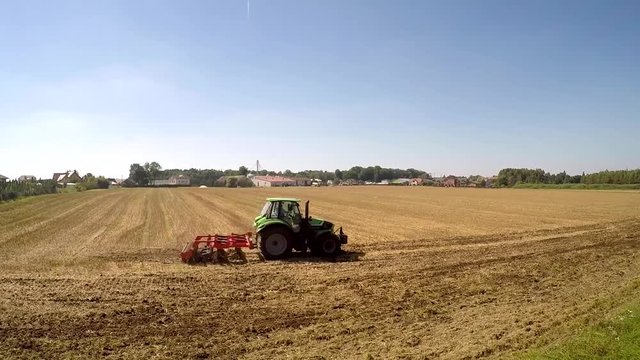 Traktor pracujący na polu