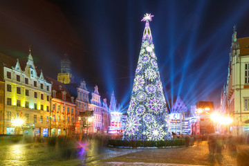 Obraz premium Christmas tree and light laser show on Market Square at christmas night in Wroclaw, Poland