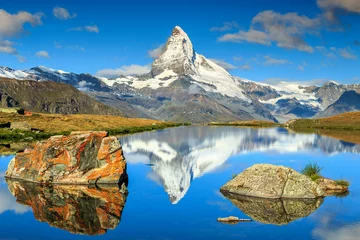 Photo sur Plexiglas Cervin Paysage d& 39 automne avec pic Matterhorn et lac Stellisee, Valais, Suisse