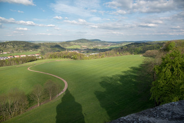 Fototapeta na wymiar Blick über den Schatten des Burschenschaftsdenkmals (Turm) in Eisenach-Blickrichtung Ost