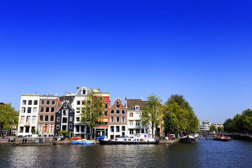 Fototapeta premium Amsterdamskie domy wzdłuż kanału