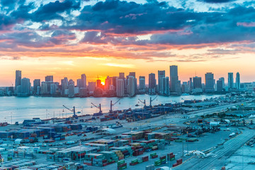 Fototapeta na wymiar MIAMI - FEBRUARY 2016: Sunset downtown skyline. Miami attracts 1
