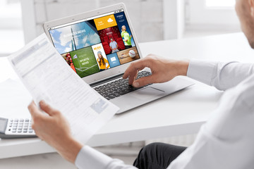 Obraz na płótnie Canvas businessman with laptop computer working at office