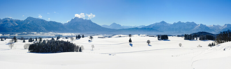 Panorama Landschaft in Bayern im Winter beim Forggensee im Allgäu