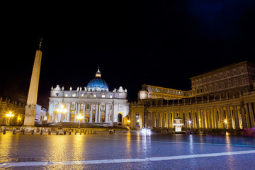 Obraz premium Night covers an empty square before St Peter's Basilica