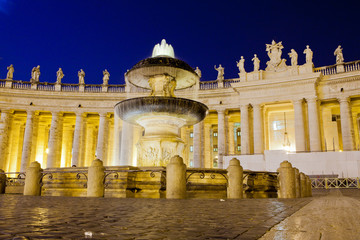 Obraz premium Old fountain on the square before St Peter's Basilica