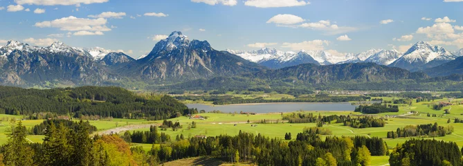 Tableaux ronds sur aluminium Panoramique Panorama Landschaft in Bayern bei Füssen im Allgäu mit Hopfensee und Berg Säuling