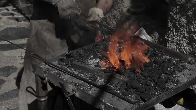 Herrero trabajando al fuego 
