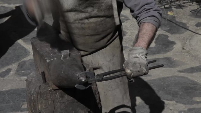 Herrero trabajando