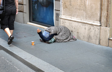 Donna chiede elemosina in strada nell'indifferenza dei passanti