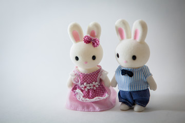 오해하고 있는 남자 여자 토끼 인형