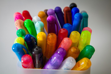 화려한 갖가지 색상의 크레용 색연필