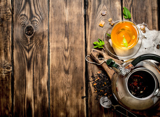 Obraz na płótnie Canvas Kettle with fragrant floral tea.