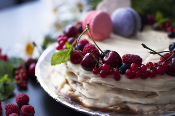 
Сладкий торт со свежими ягодами и пирожеными макаронс