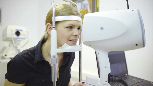 Customer looking inside a Ophthalmic equipment 4K