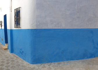 Mur bleu et blanc en coin arrondi