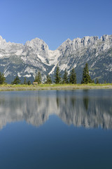 Naklejka premium GOING - WILDER KAISER - Ellmauer Tor w lustrzanym odbiciu Atzbergersee