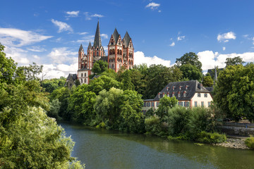 Idyllischer Blick auf den Dom von Limburg an der Lahn, Hessen 