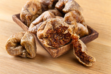  dried figs in wooden dish