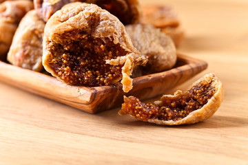  dried figs in wooden dish