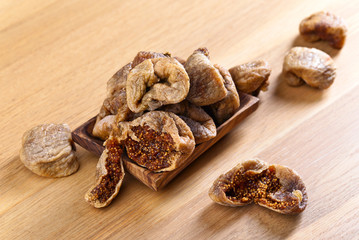  dried figs in wooden dish