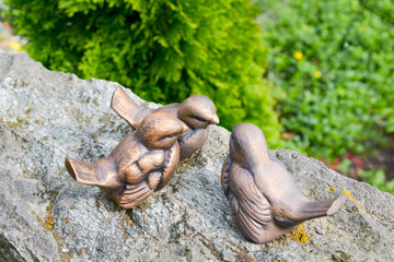 drei Vögel auf einem Grabstein