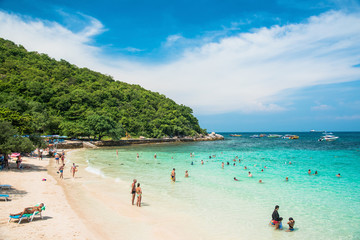Fototapeta na wymiar Heavenly Turquoise Water of Koh Larn Beach Near Pattaya, Thailand