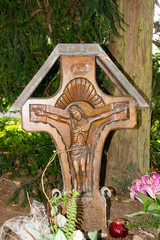 Holzkreuz im Wald