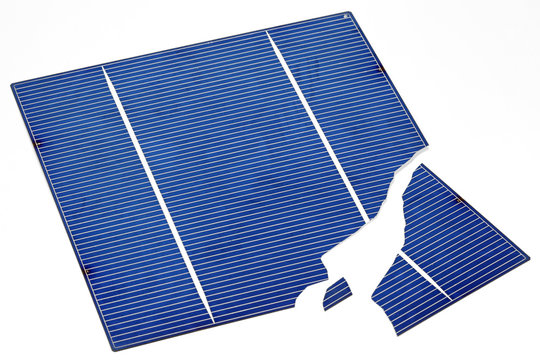 defekte Solarzelle isoliert auf wei&szlig;em Hintergrund
