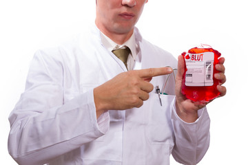 Doktor mit Blutbeutel