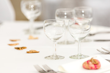 Gläser auf gedecktem Tisch