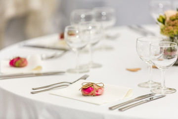 Gläser auf gedecktem Tisch