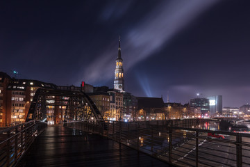 Fototapeta na wymiar St. Katharinen in Hamburg at night